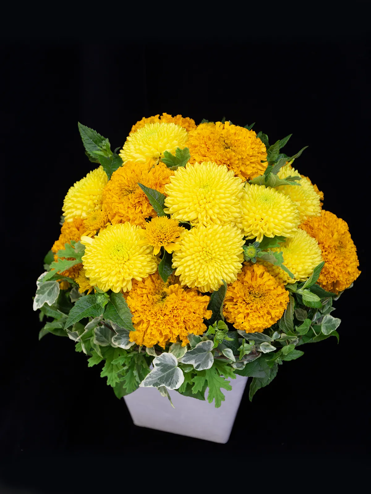 太陽のようなイエローとオレンジの花々が調和する、温もりあふれるアレンジメント ソレイユハーモニー